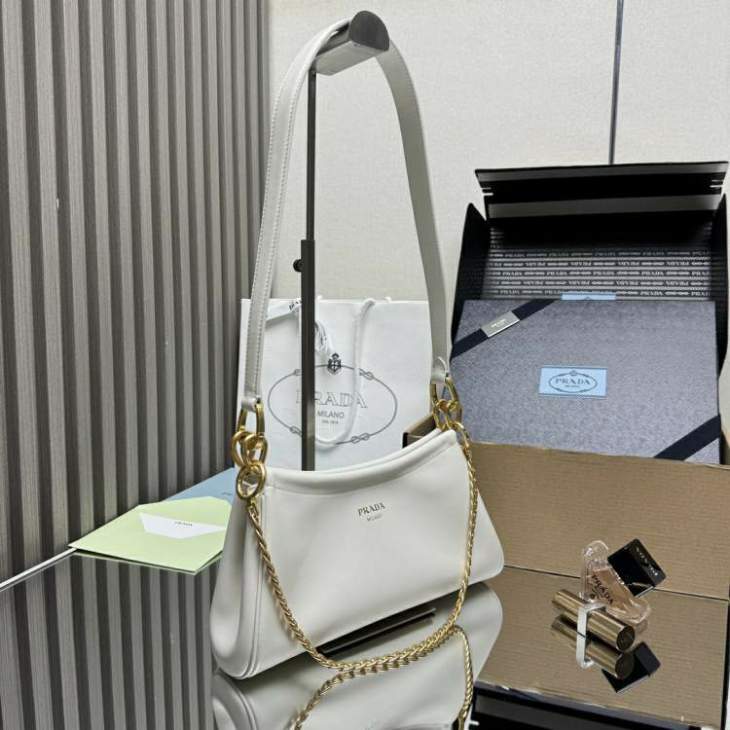 Picture of Prada Handbags _SKUfw219657697fw